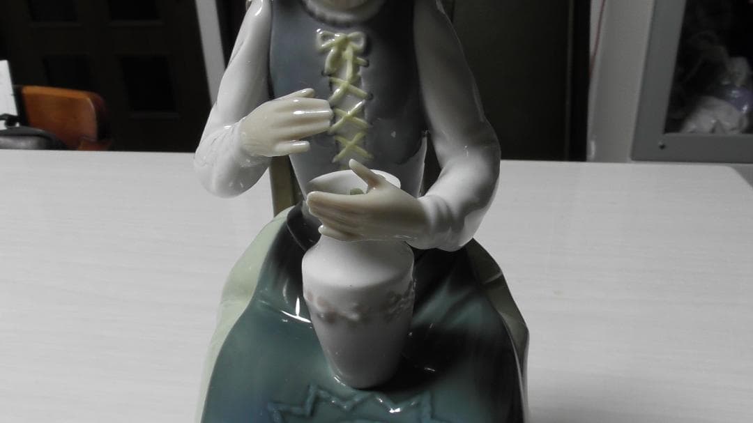 LLADRO　リヤドロ　【花瓶を持つ少女】　置物　インテリア　リアドロ　Ｌ387