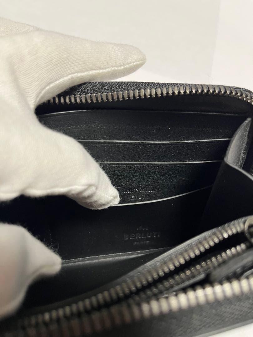 ベルルッティ イタウバ　カリグラフィー　ラウンドジップ 長財布