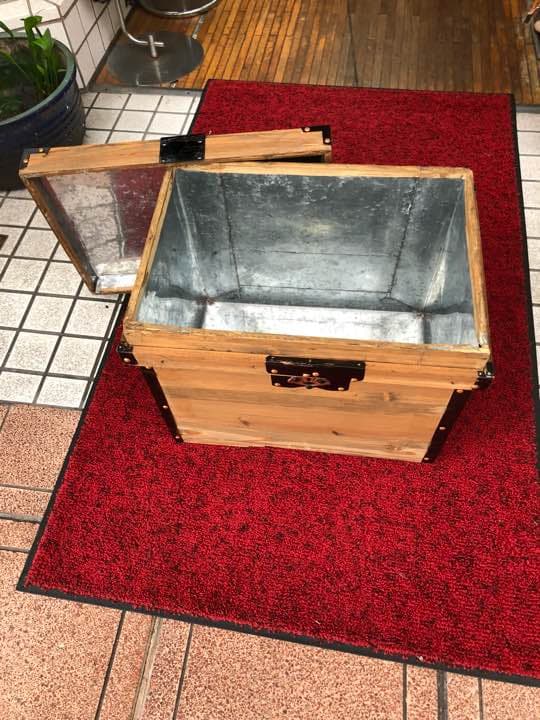 茶箱 を宝箱風に  縦42  横52  奥37  中  蓋  トタン張り