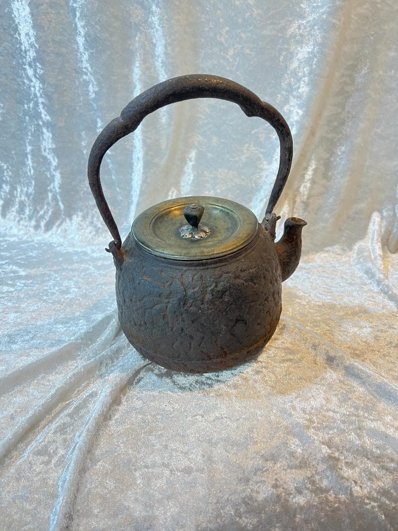 鉄瓶　真鍮の蓋　桜のデザインのつまみ