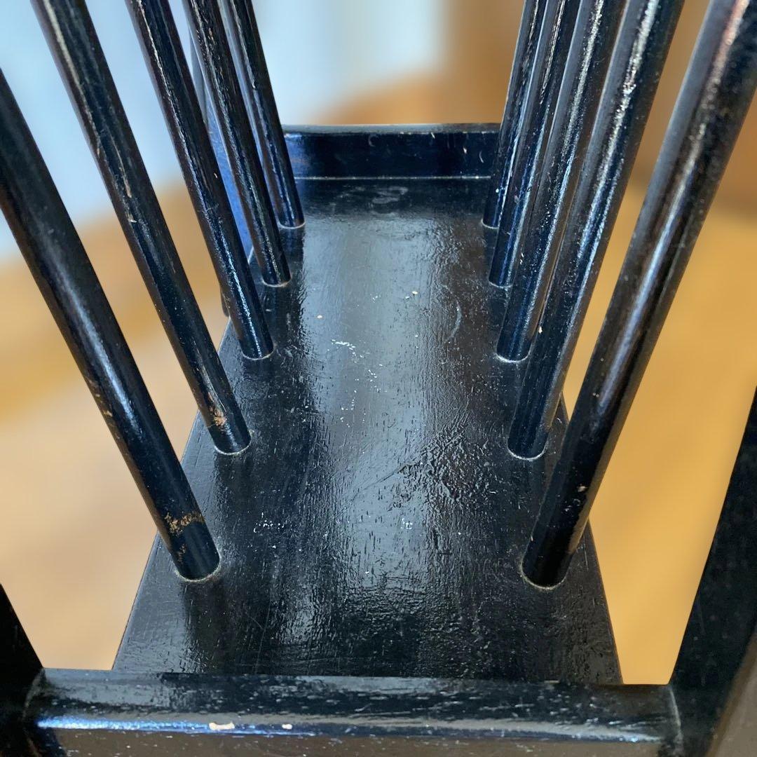 黒い木製楕円形ラック 下部収納付き