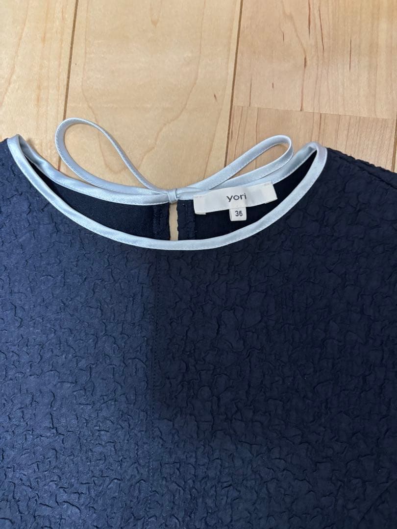 yori ヨリ フクレサイドギャザーブラウス ネイビー