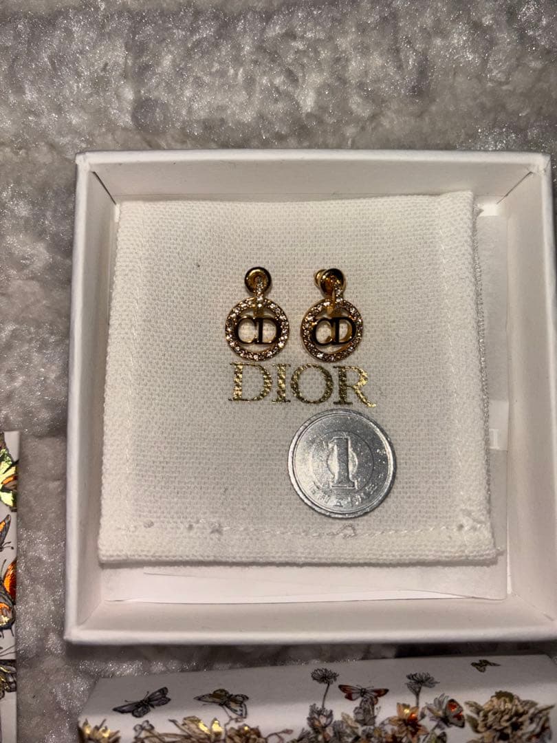Dior ゴールドロゴピアス ギフトバッグ付き