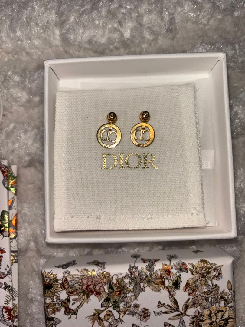 Dior ゴールドロゴピアス ギフトバッグ付き