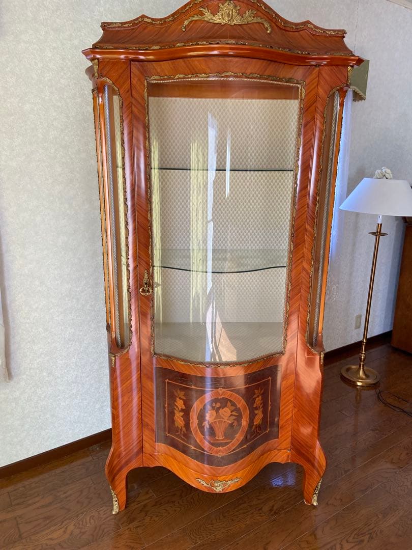 マルコーニ 木製ガラスキャビネット 装飾的な彫刻付き