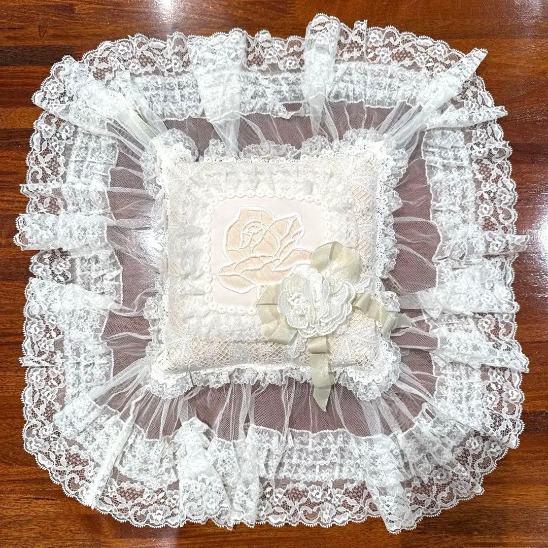 さえら　ヒスクローネ　レース　ミニクッション　ピンク　ローズ