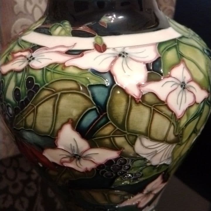 英国W.MOORCROFT「モークロフト」社の装飾陶芸品ー花瓶