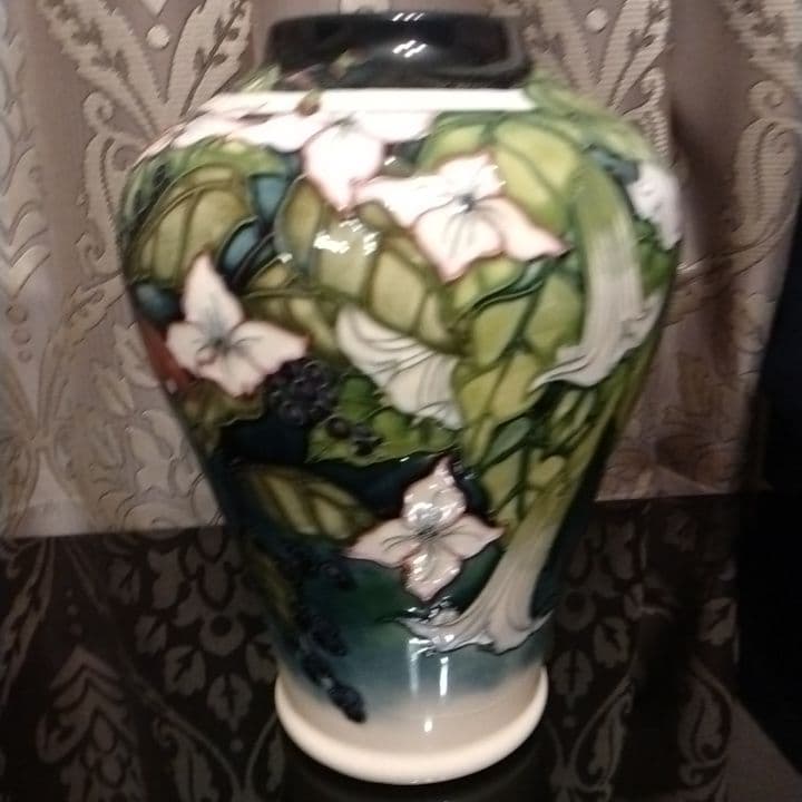 英国W.MOORCROFT「モークロフト」社の装飾陶芸品ー花瓶
