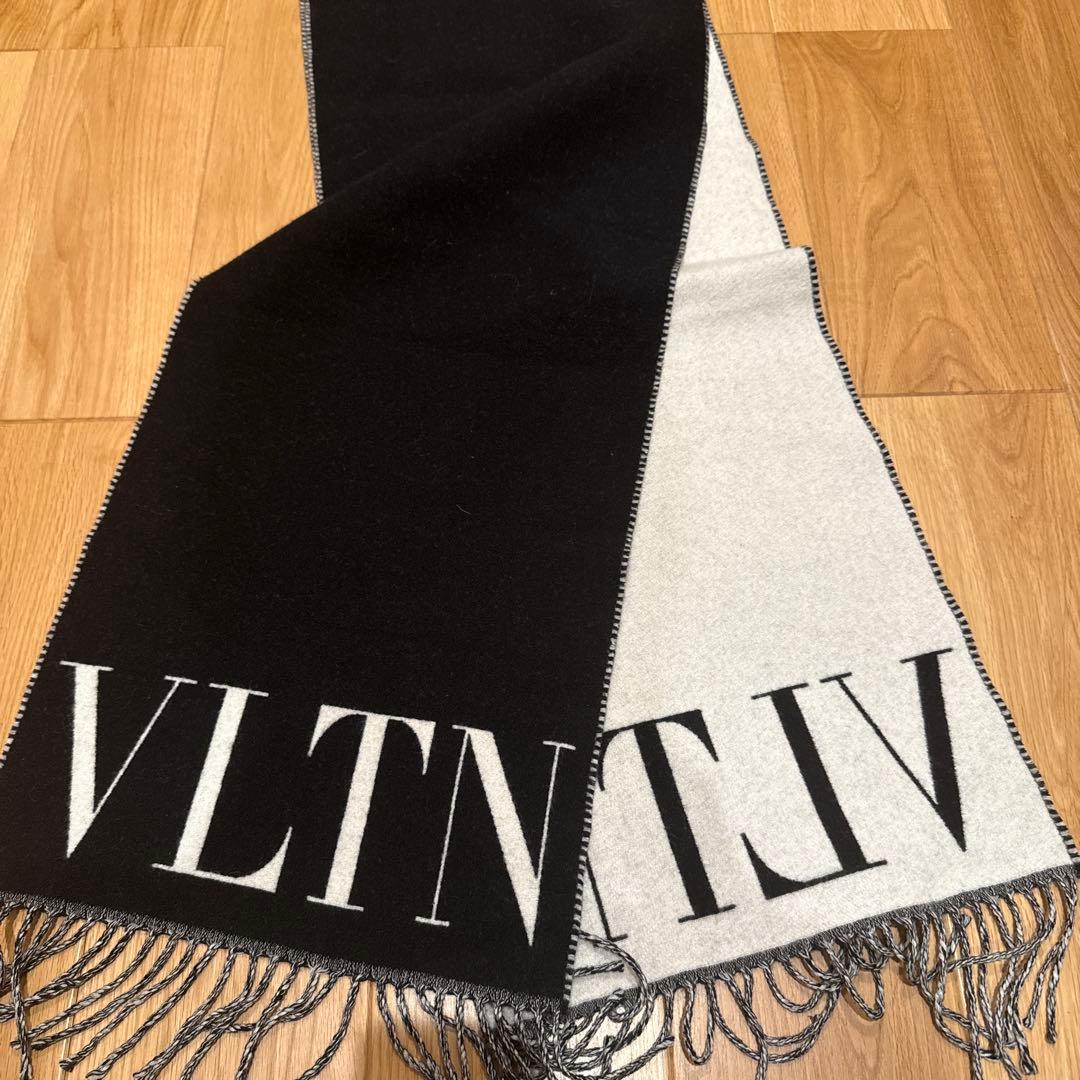 VALENTINO フリンジ付きマフラー ブラック/グレー