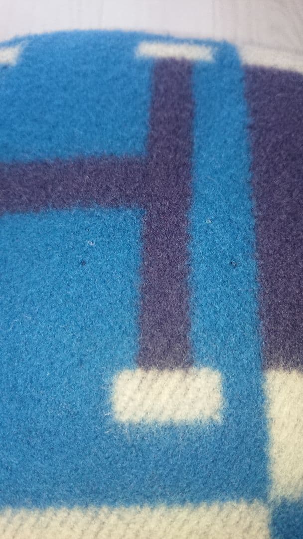 Hロゴ入りチェック柄クッション