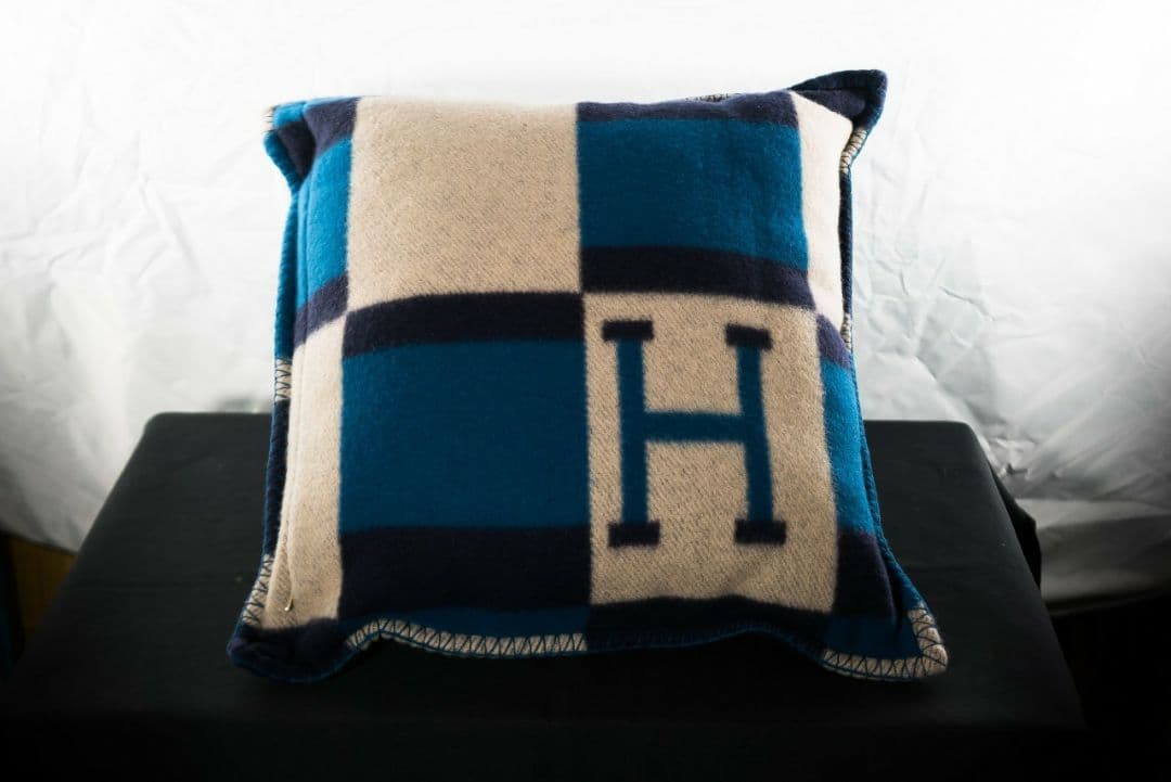 Hロゴ入りチェック柄クッション