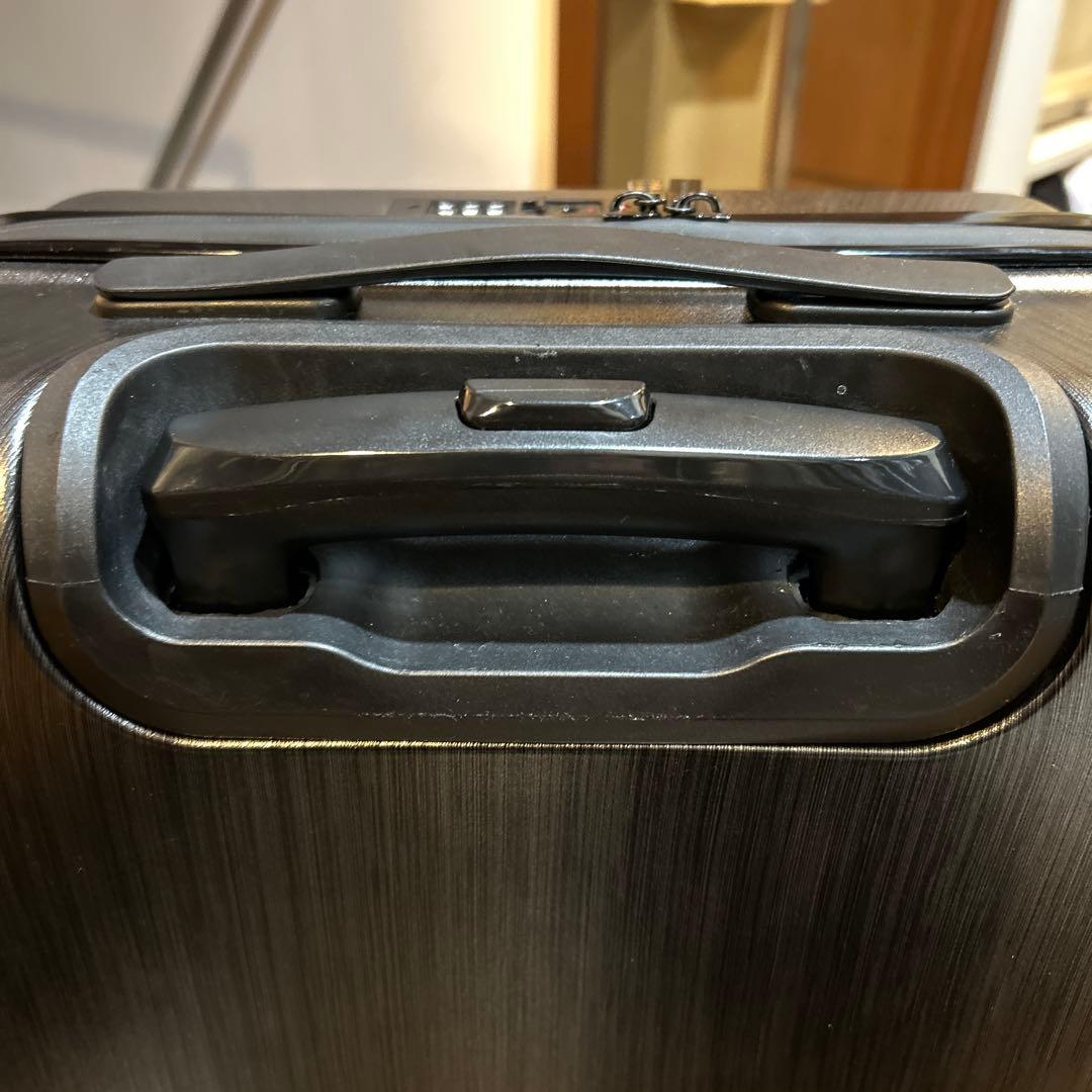 ポルシェデザイン　スーツケース　機内持ち込み可能　ガンシルバー