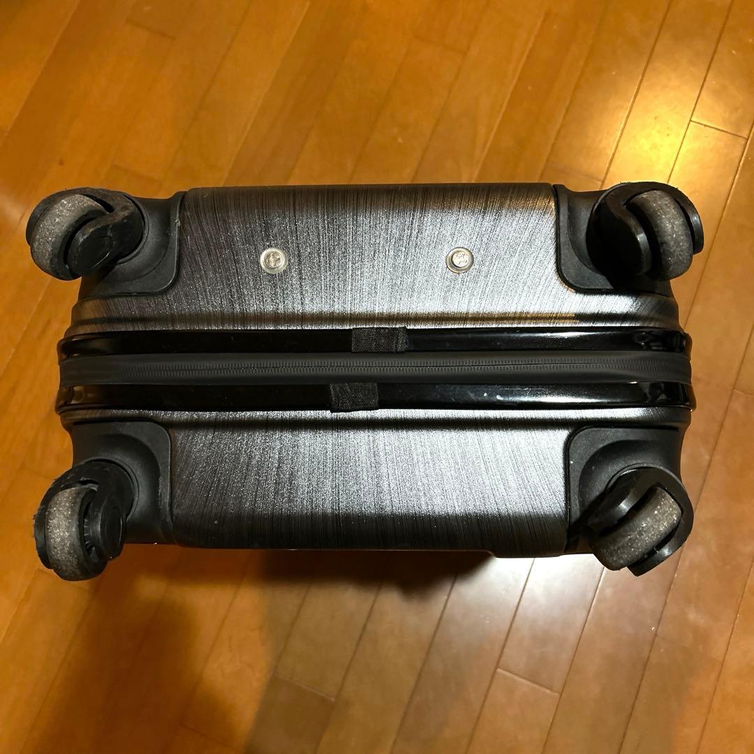 ポルシェデザイン　スーツケース　機内持ち込み可能　ガンシルバー