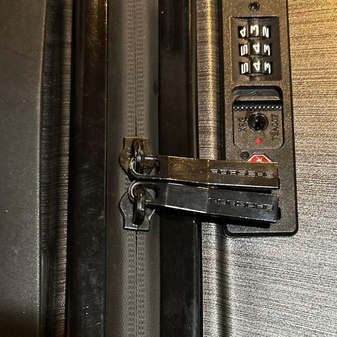 ポルシェデザイン　スーツケース　機内持ち込み可能　ガンシルバー