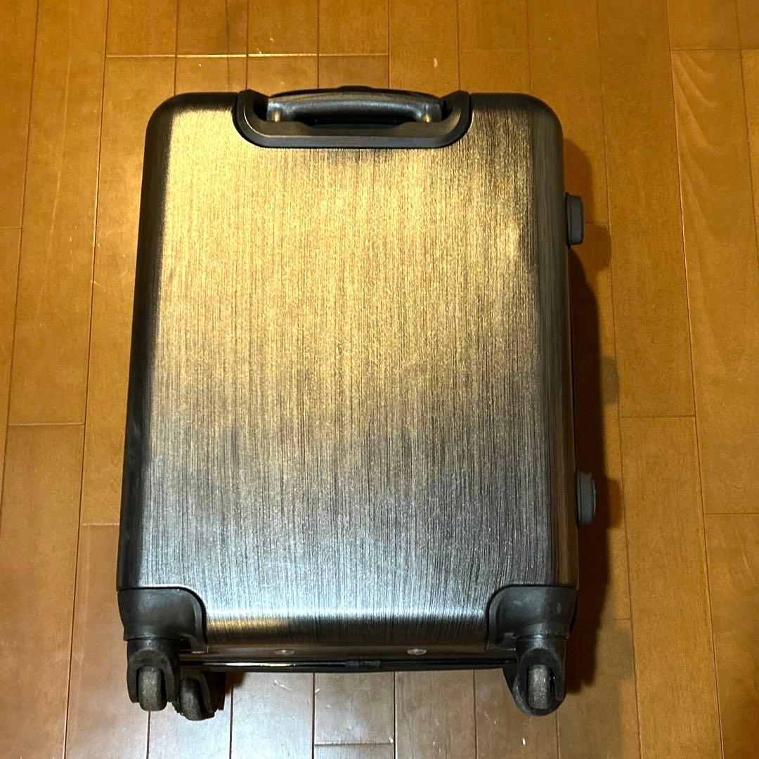ポルシェデザイン　スーツケース　機内持ち込み可能　ガンシルバー