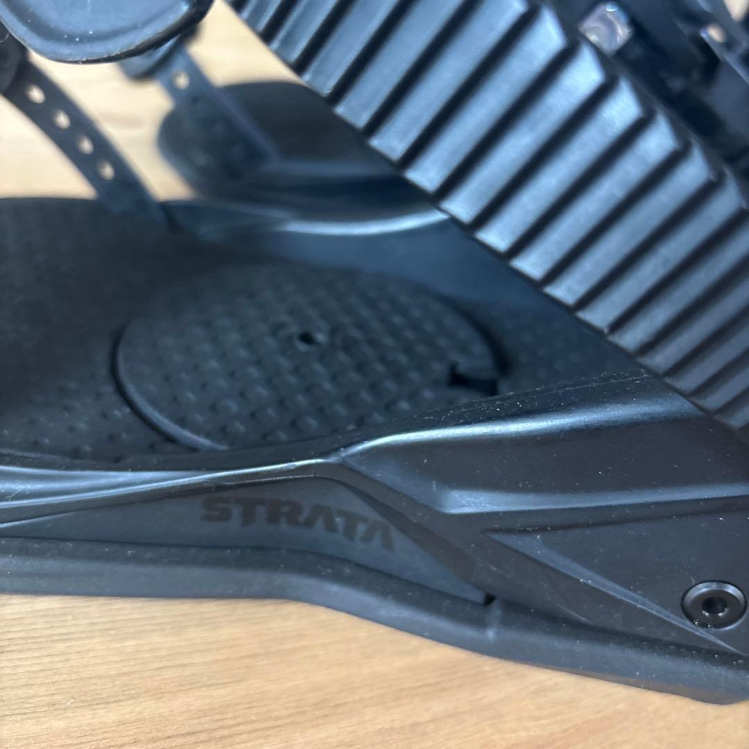 STRATA ブラック スノーボードビンディング