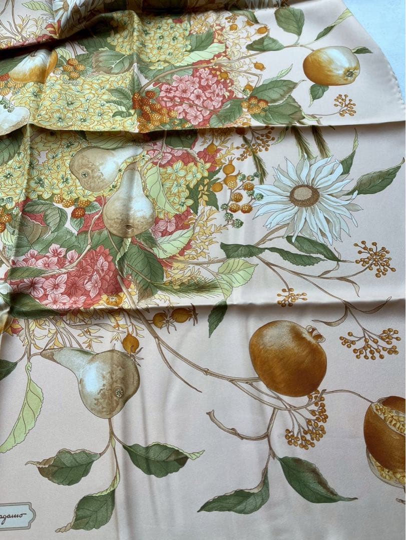 【新品未使用】フェラガモ Ferragamo 果実スカーフ 85✖️85センチ