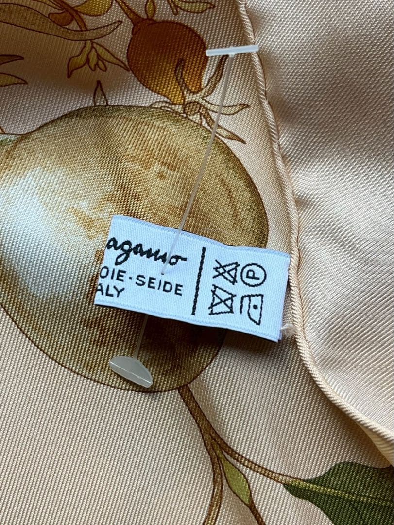 【新品未使用】フェラガモ Ferragamo 果実スカーフ 85✖️85センチ