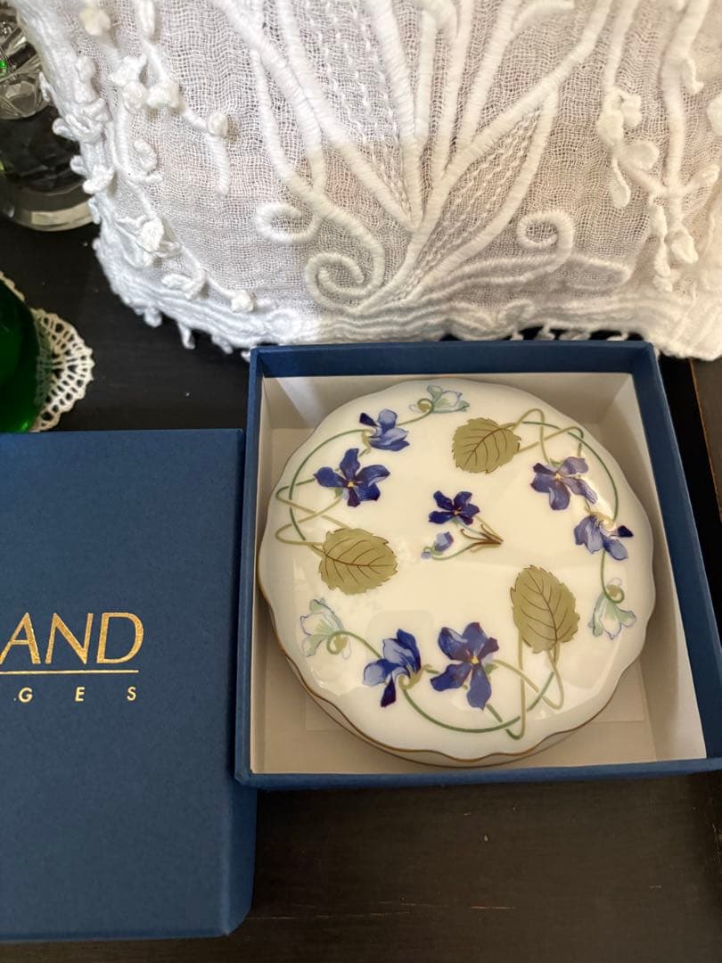 ハビランド　スミレ花柄陶器小物入れ