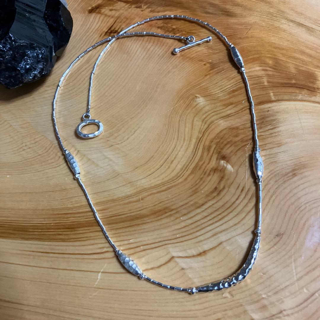 カレンシルバー　槌目仕上げのセミロングネックレス