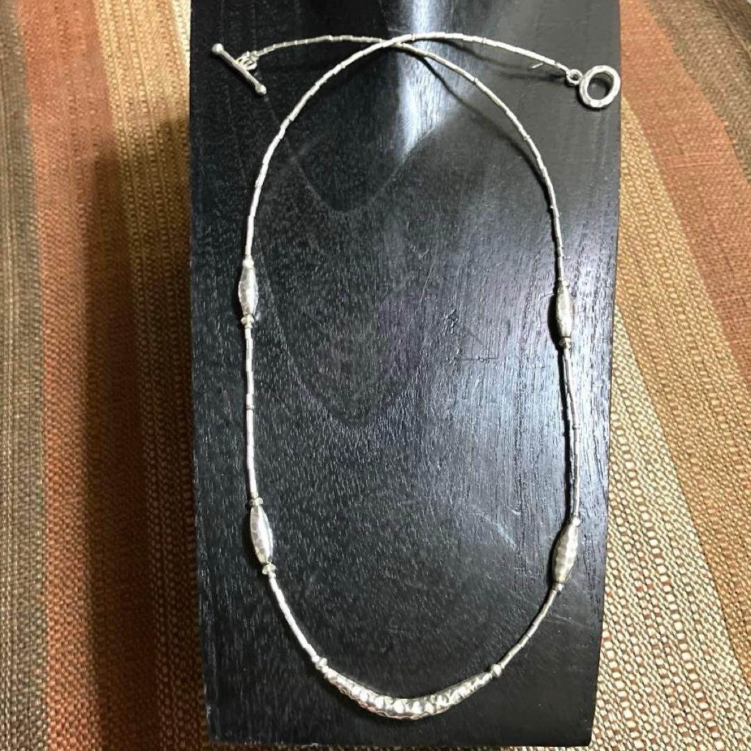 カレンシルバー　槌目仕上げのセミロングネックレス