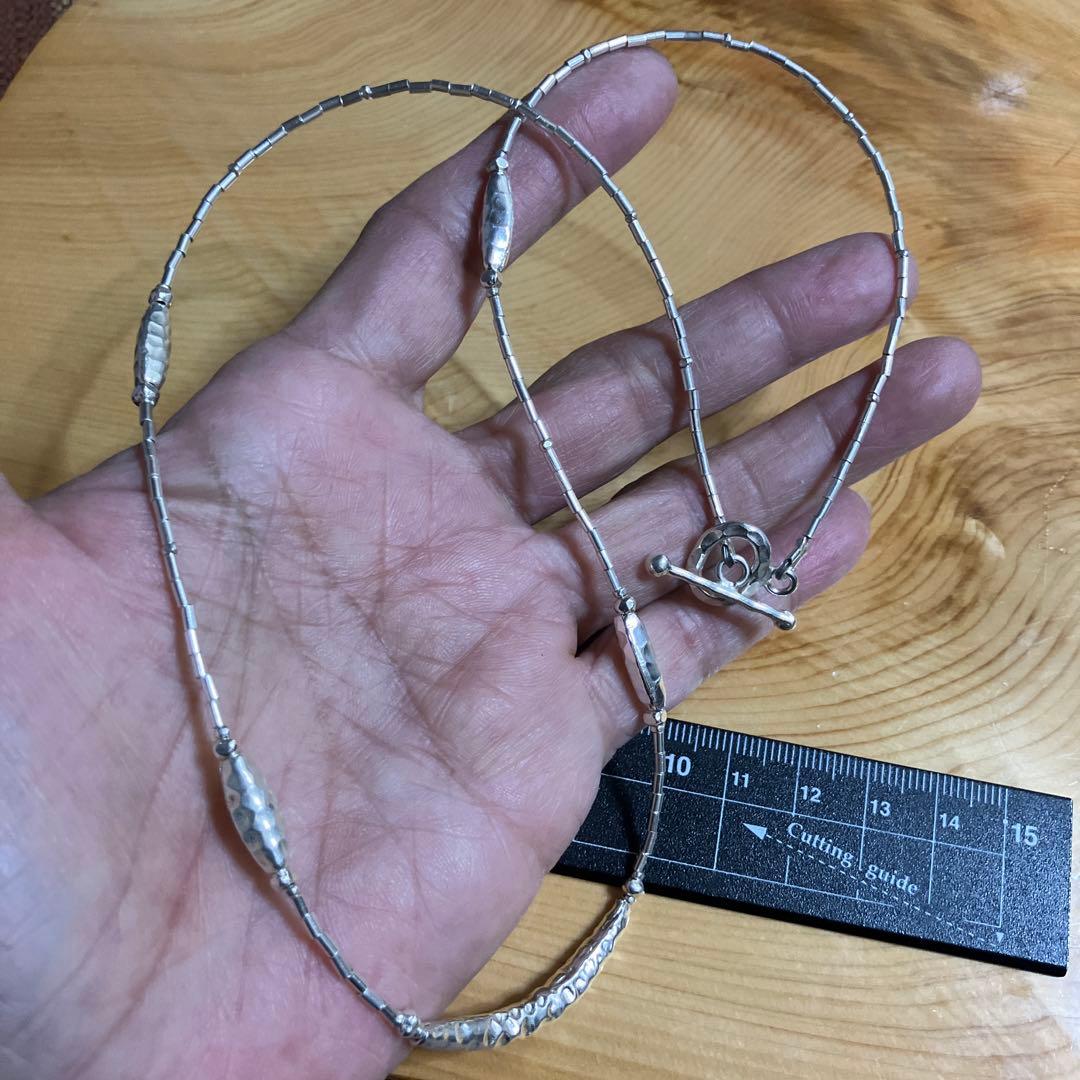 カレンシルバー　槌目仕上げのセミロングネックレス