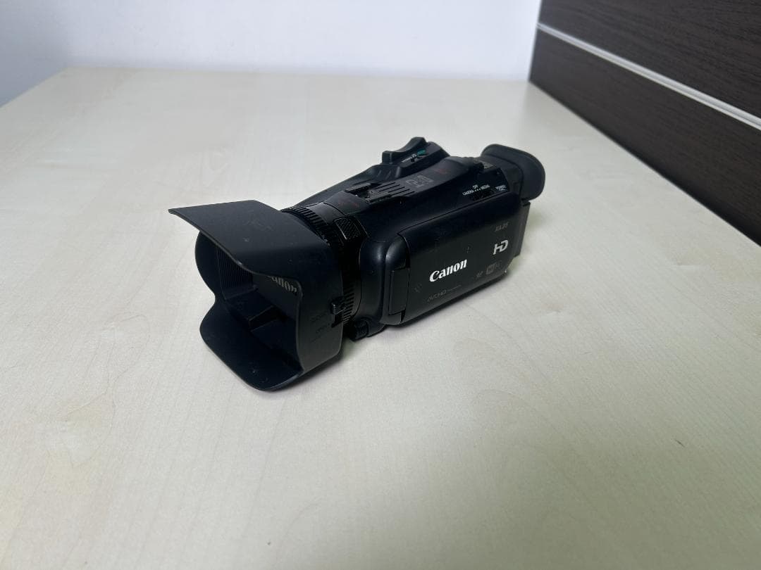 Canon XA25 業務用ビデオカメラ ハンドル,バッテリーチャージャー付き