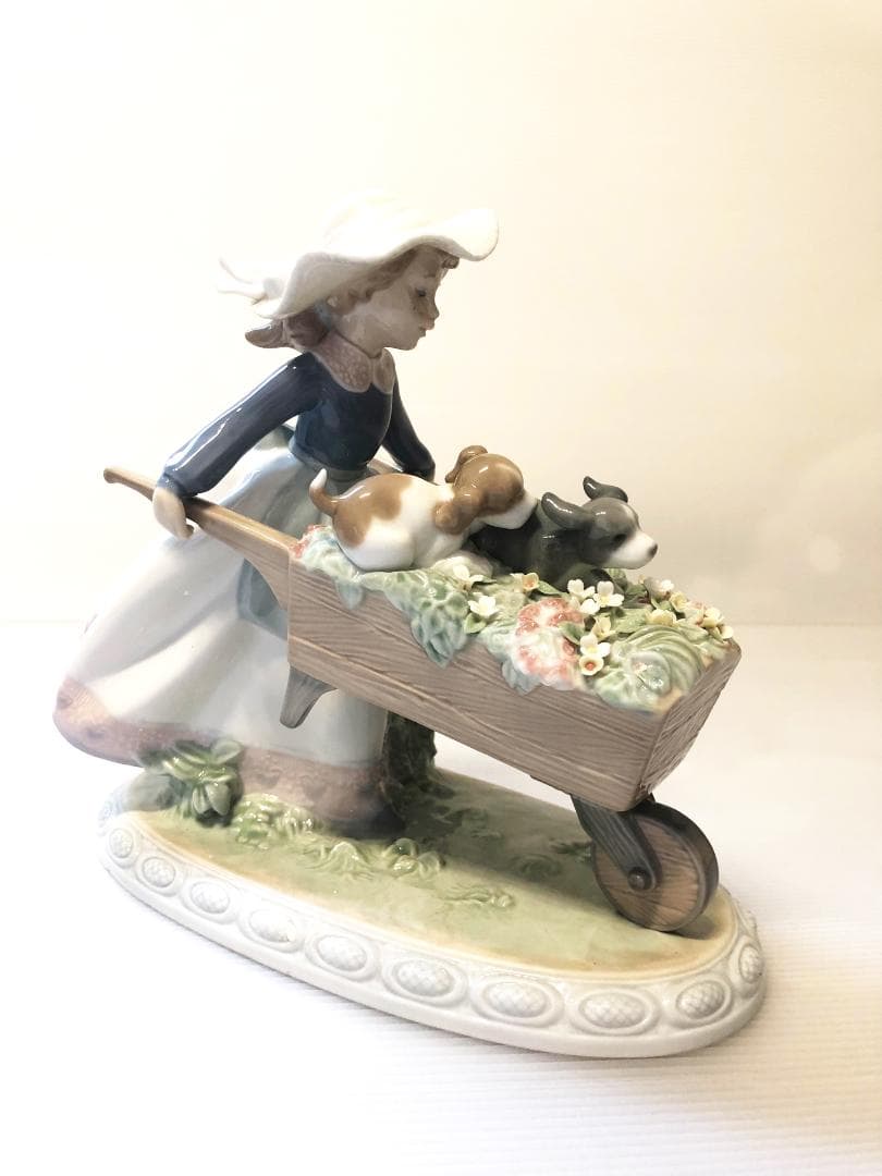 乗せてあげる 少女 仔犬