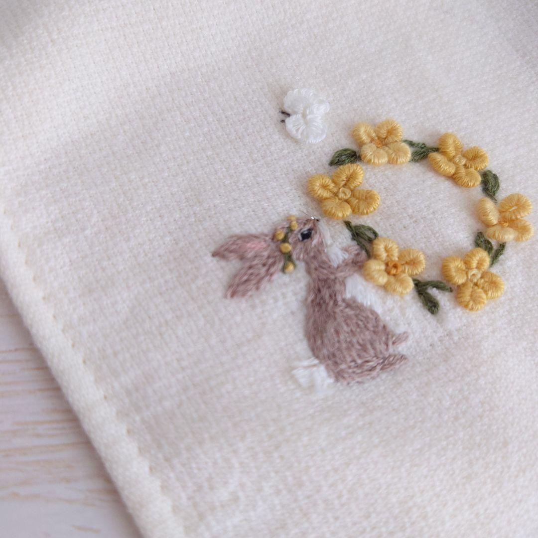 手刺繍入ちっちゃな タオルハンカチ【うさことフラワーリース】