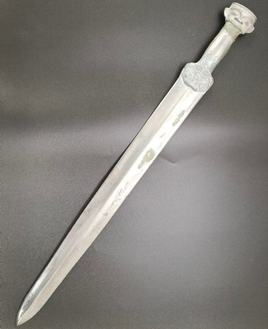 中国青銅器　銅剣　錫メッキ人首形鍔　インテリア置物　長さ55cm