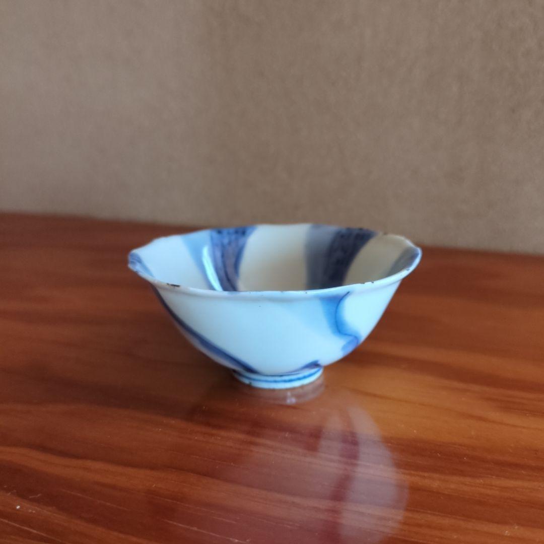 青いストライプ模様の陶器盃　古染付捻盃　明時代末期　景徳鎮　骨董品　古美術