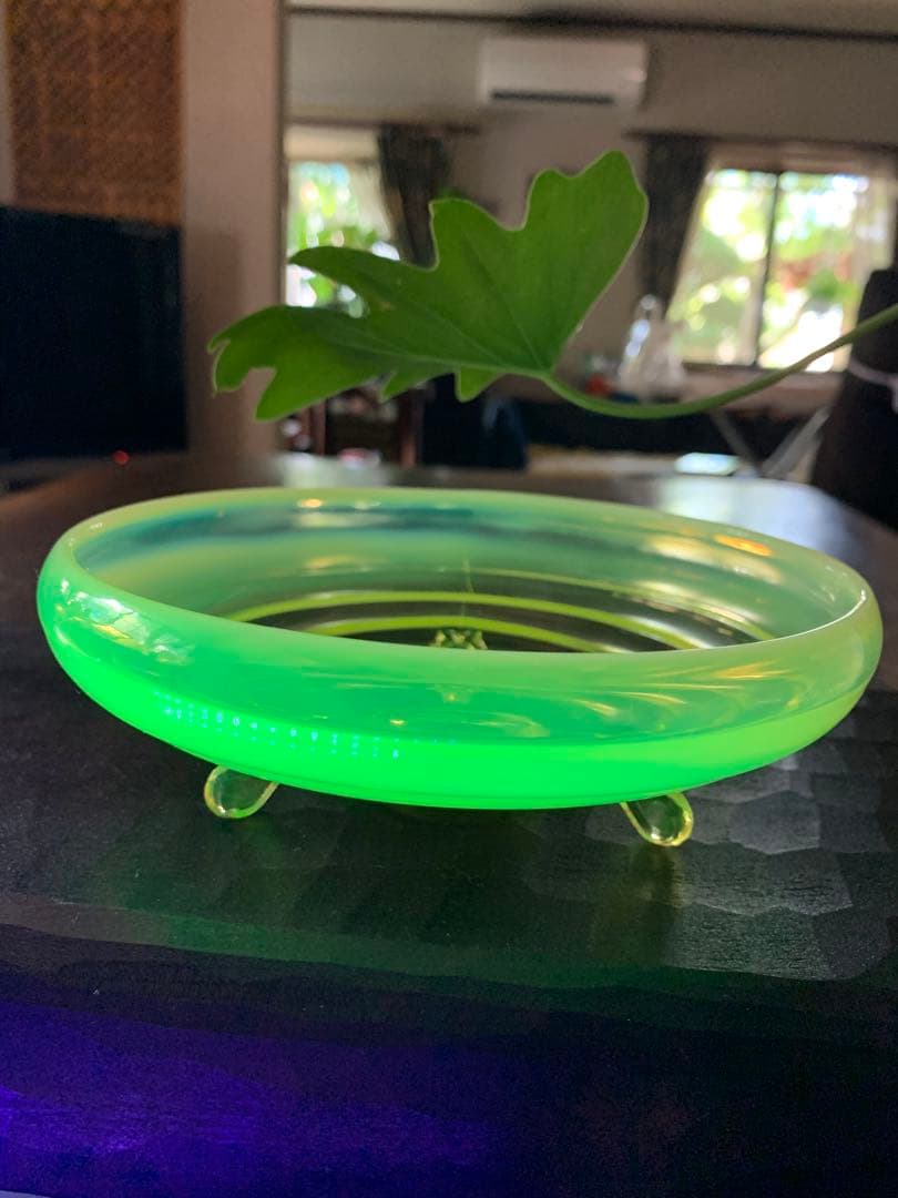 ウランガラス　ワセリンガラス　乳白色　アンティーク　フェントン　三つ足付き