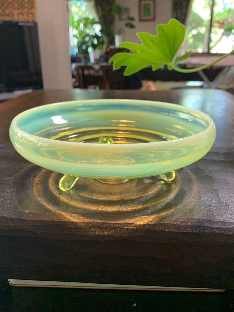 ウランガラス　ワセリンガラス　乳白色　アンティーク　フェントン　三つ足付き