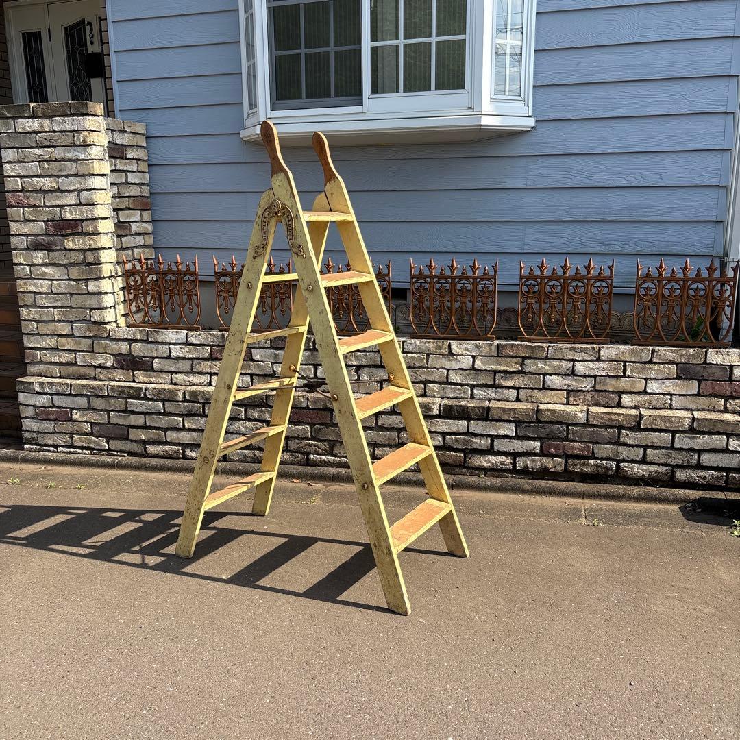 ステップラダー　アンティーク　飾り棚