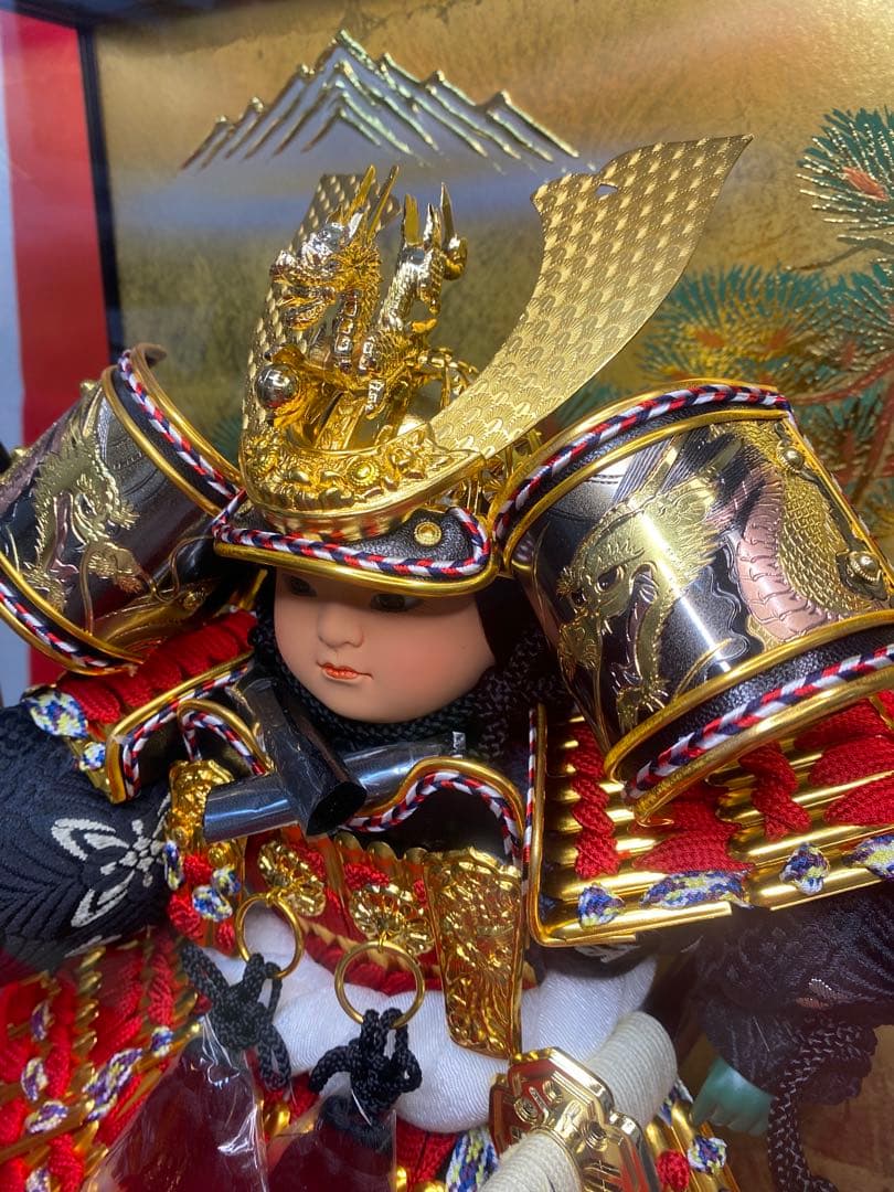 東京久月　五月人形　家紋付き若大将飾りオルゴール付六角ガラスケース入