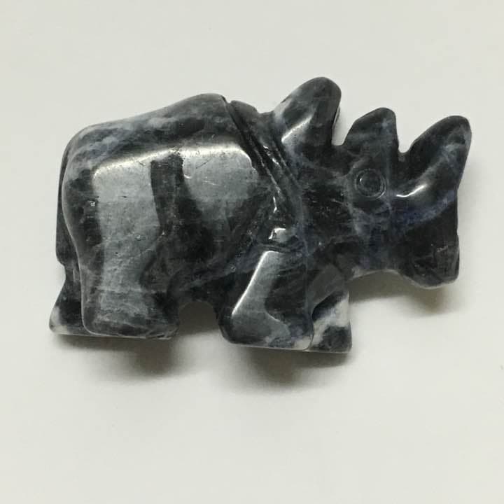 ソーダライト牛置物