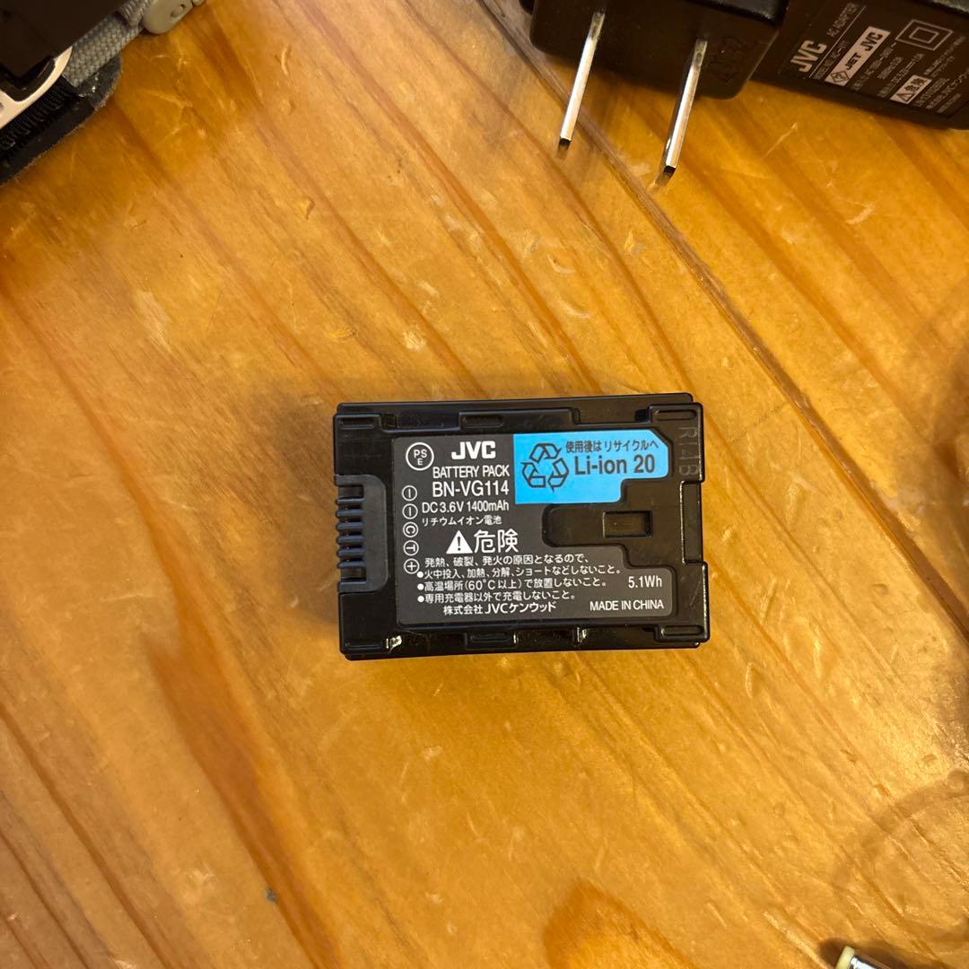 ビデオカメラJVC Everio GZ-E265-w 予備バッテリー付き