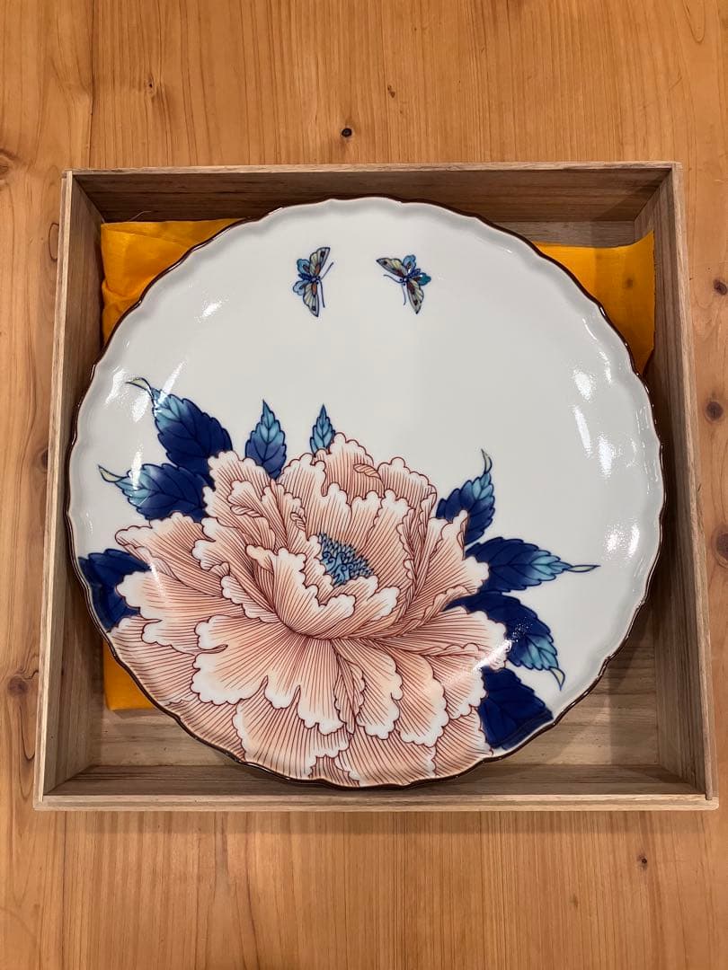 十四代　辻常陸　染錦舞蝶牡丹文　飾皿