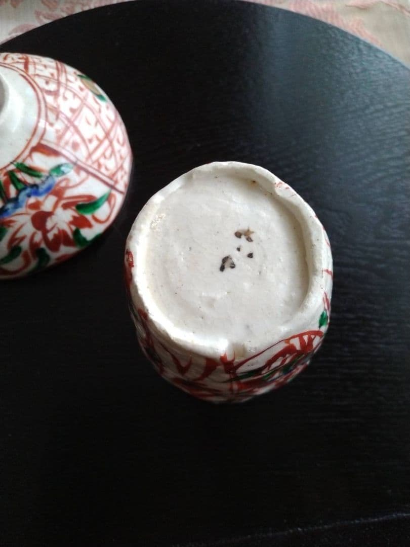 美濃焼　”黒岩卓実作“織部8寸強皿と、赤絵の飯碗