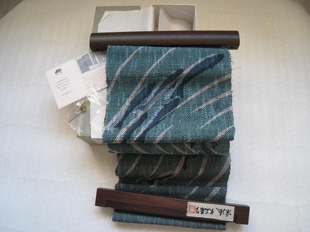 型染めのタベストリー「渓流」  掛け軸　黒魚