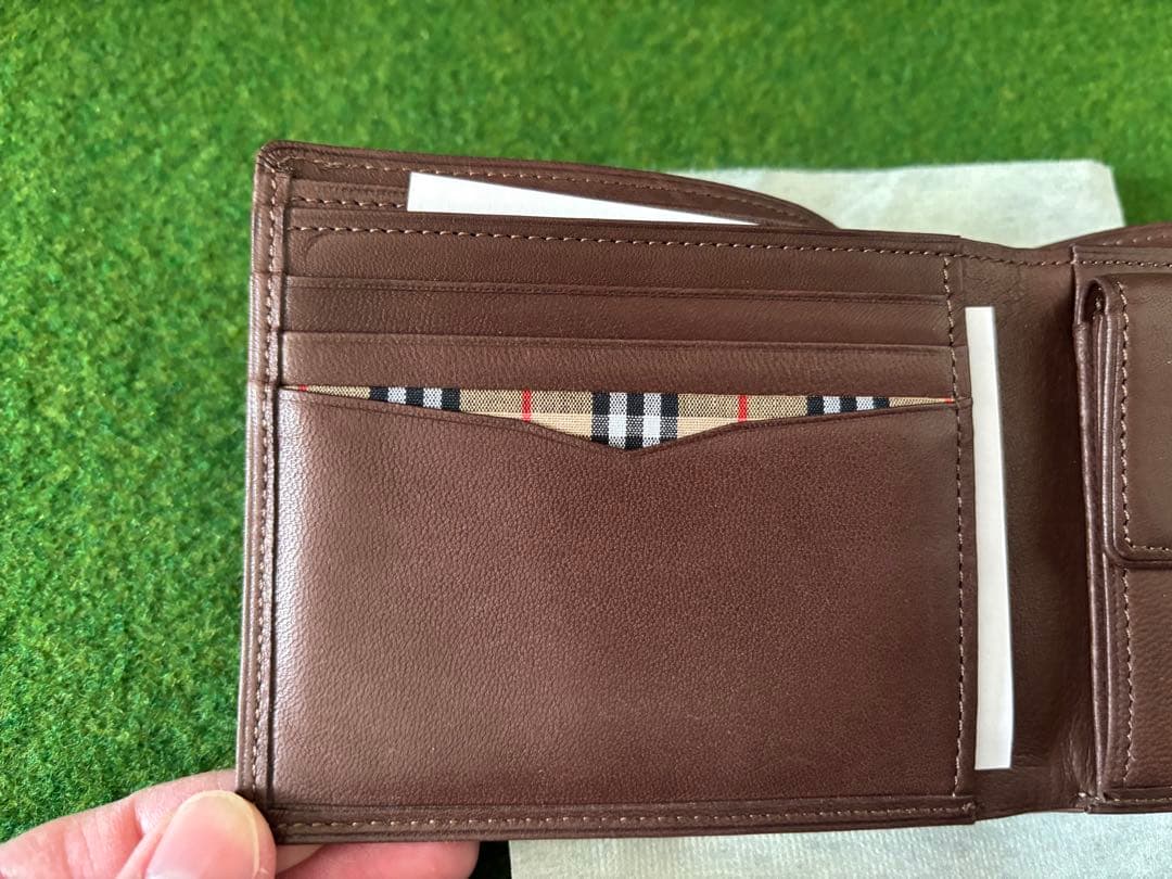 Burberry 二つ折り財布 本革　YD 251 AE 54