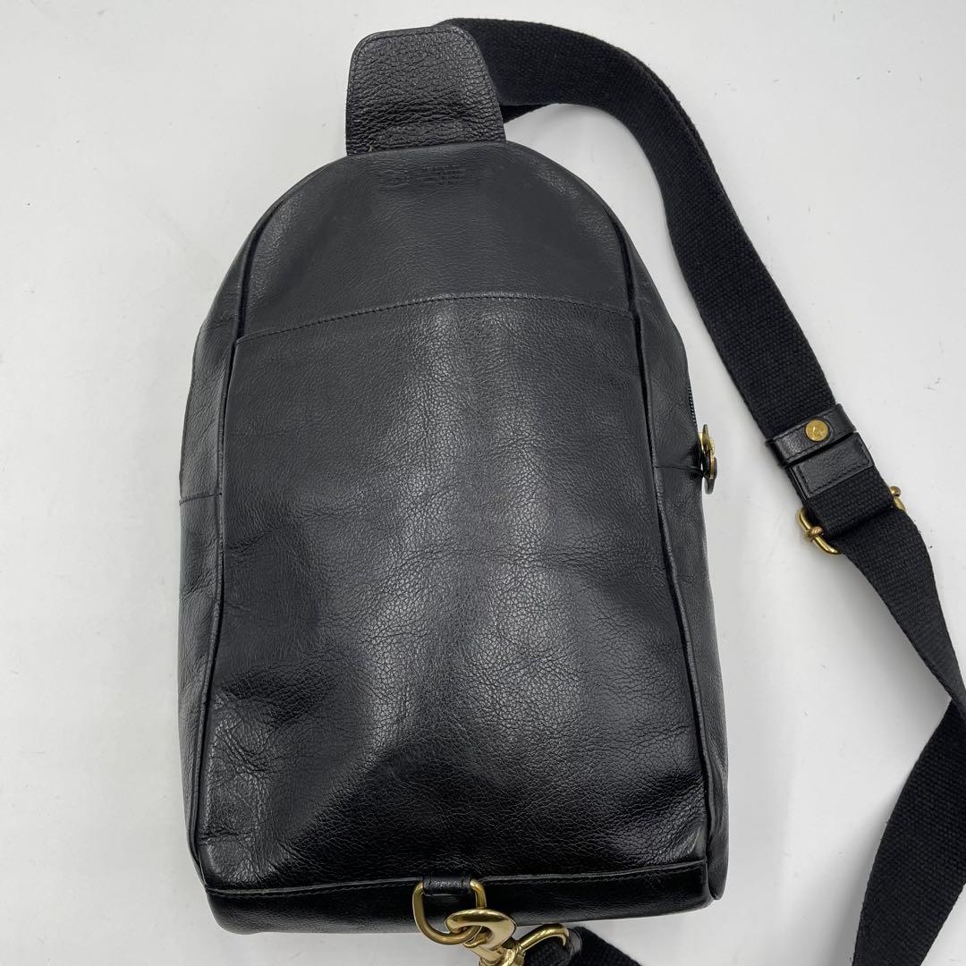 【極美品】イルビゾンテ　ボディバッグ　ロゴ型押し　ゴールド金具　レザー　黒