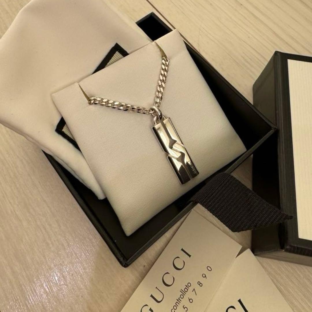 GUCCI シルバー ノットインフィニティー ネックレス