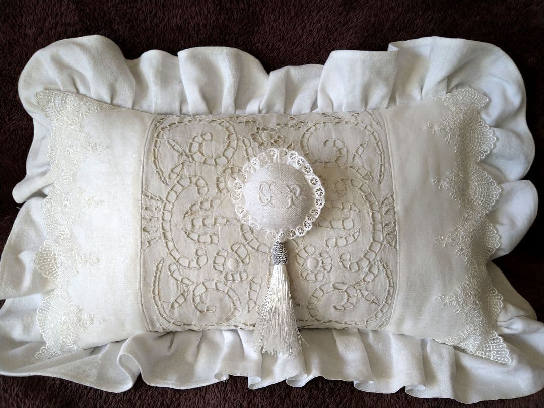 〜1/25最終価格※フランスアンティーク　ロゴ刺繍　カットレース　クッション