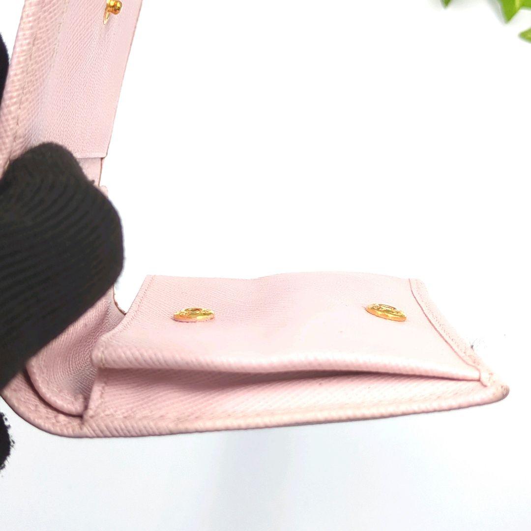 可愛い✨️PRADA　サフィアーノ　レザー　二つ折り財布　ロゴ付き