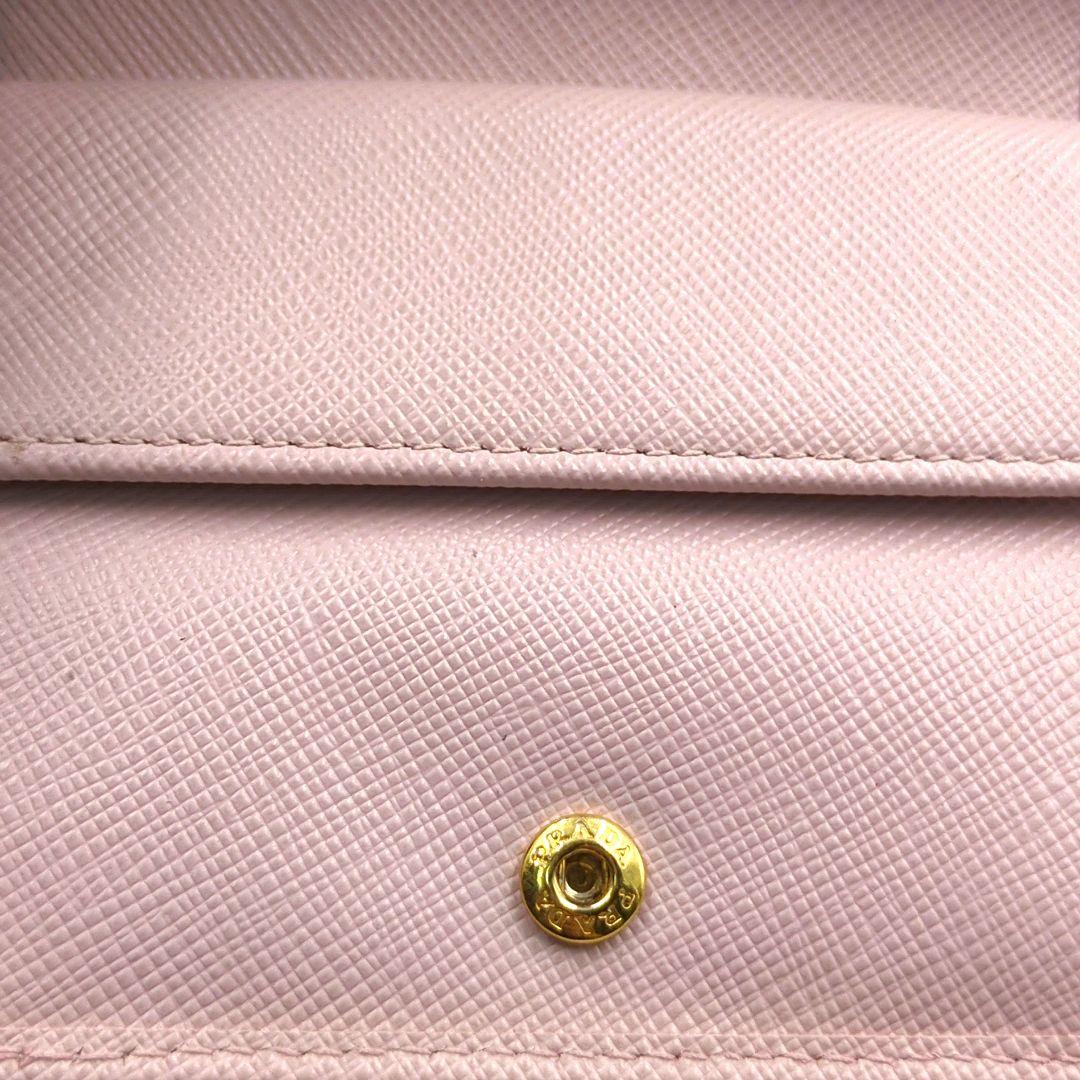 可愛い✨️PRADA　サフィアーノ　レザー　二つ折り財布　ロゴ付き