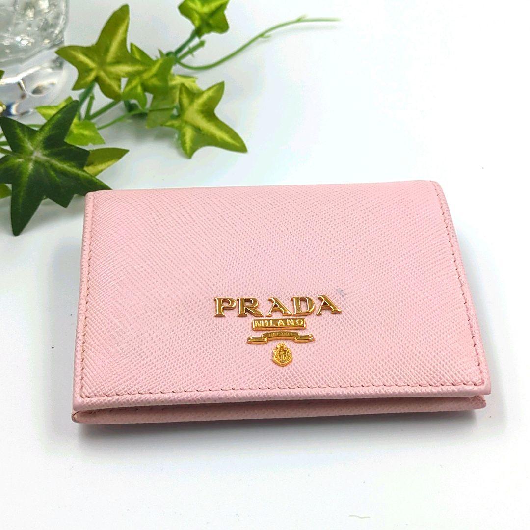 可愛い✨️PRADA　サフィアーノ　レザー　二つ折り財布　ロゴ付き