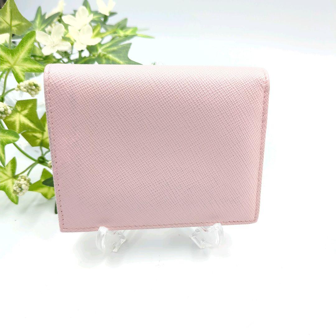 可愛い✨️PRADA　サフィアーノ　レザー　二つ折り財布　ロゴ付き