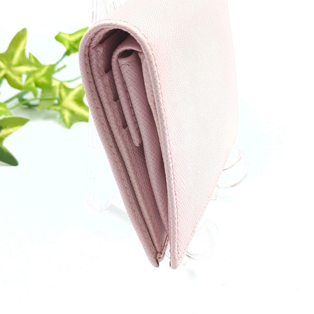 可愛い✨️PRADA　サフィアーノ　レザー　二つ折り財布　ロゴ付き