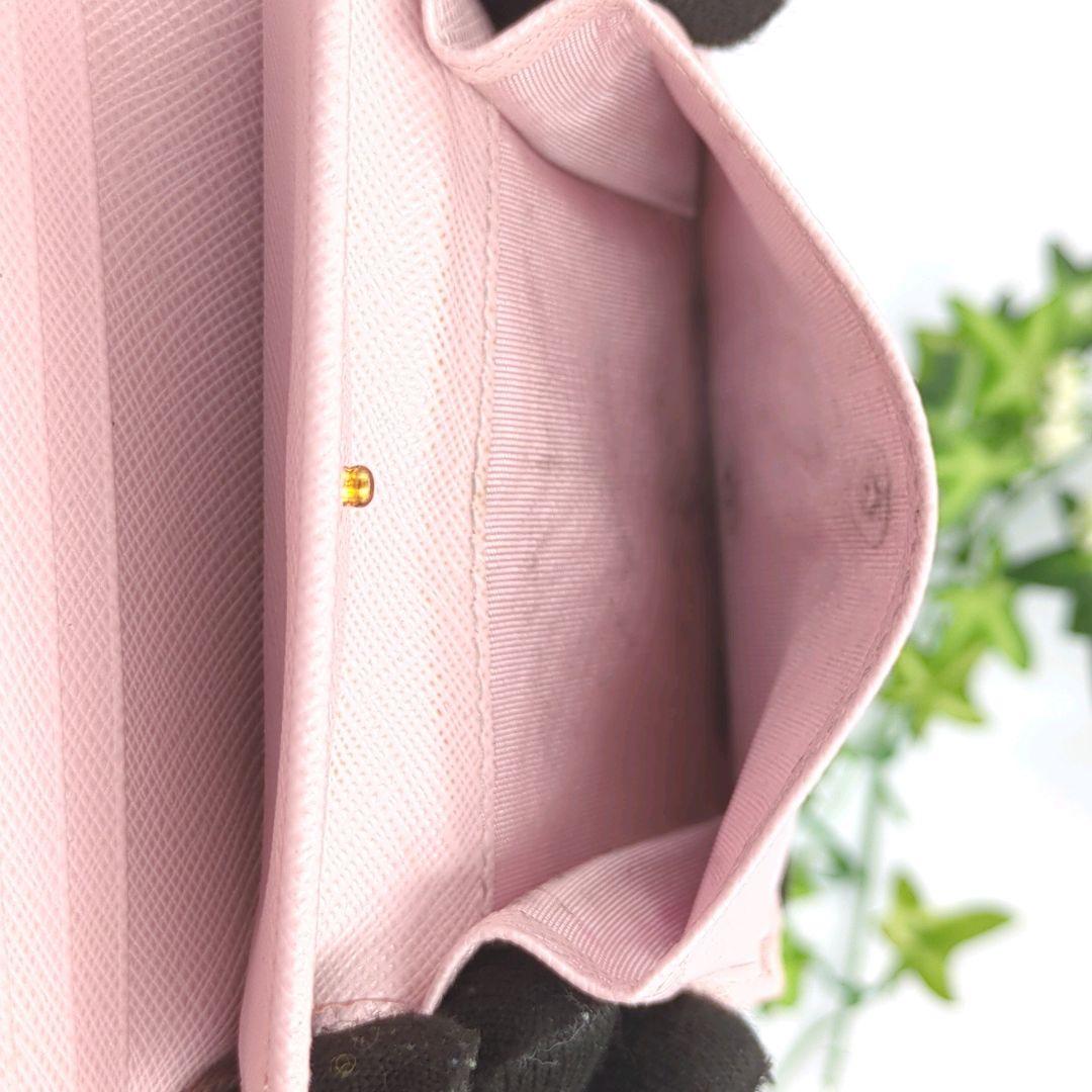 可愛い✨️PRADA　サフィアーノ　レザー　二つ折り財布　ロゴ付き